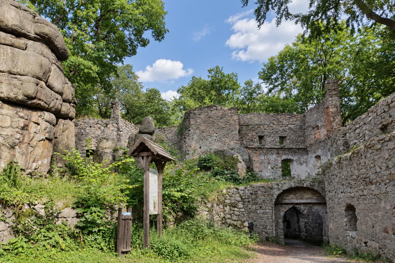 Ruiny zamku Bolczów na granitowych skałach