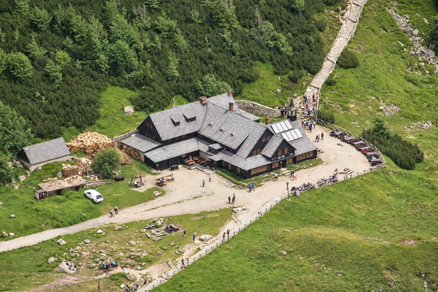 Schronisko PTTK Samotnia nad Małym Stawem w Kotle Małego Stawu