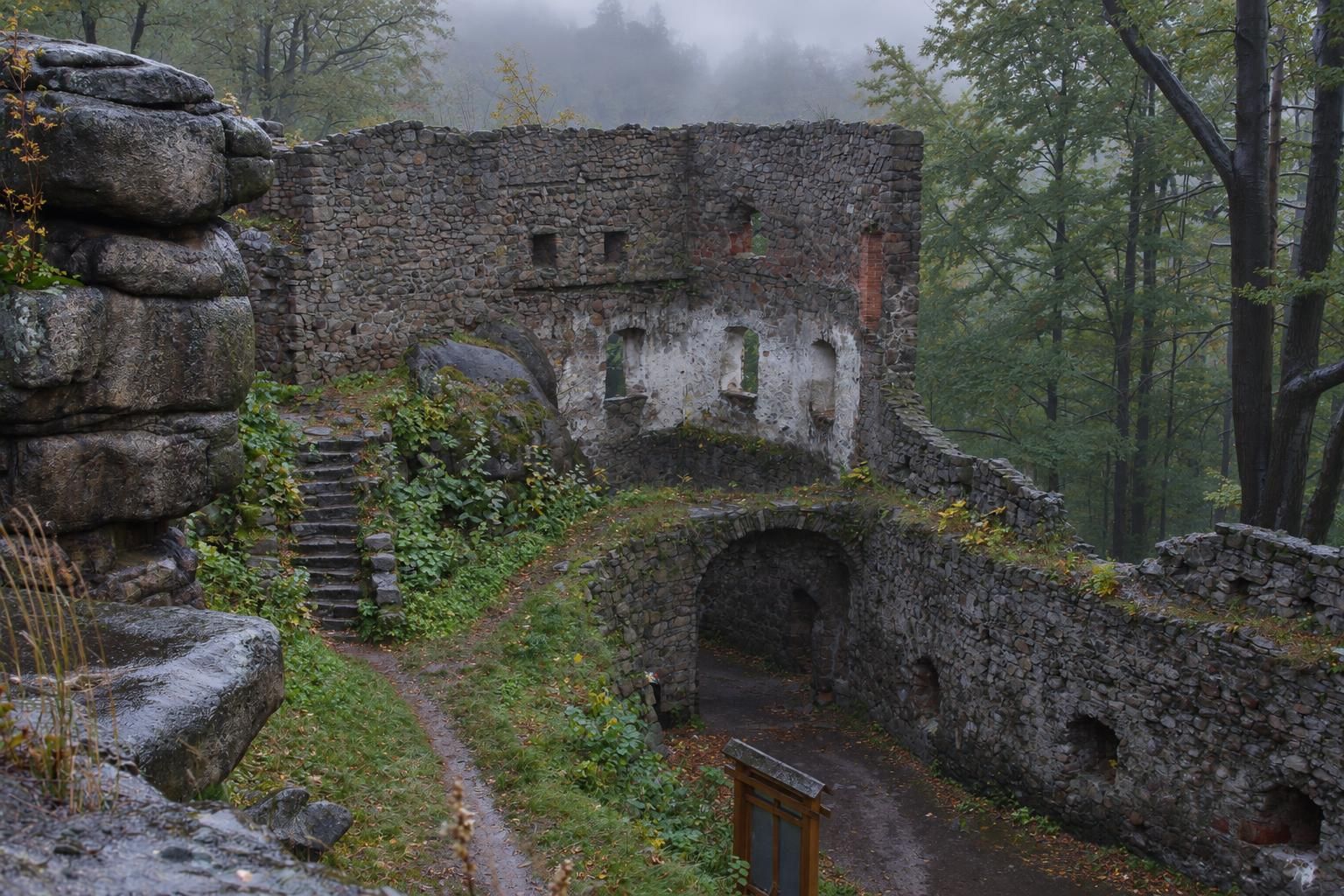 Fragment murów zamku Bolczów wtopionych w skały
