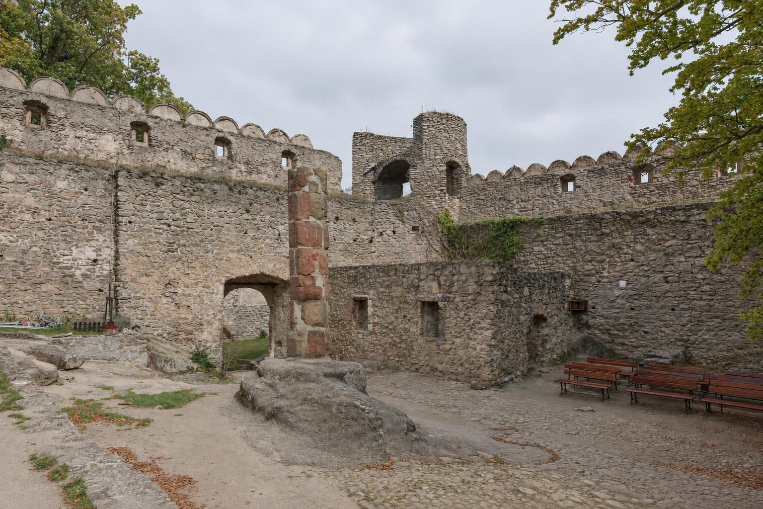 Mury i dziedziniec zamku Chojnik nad Sobieszowem