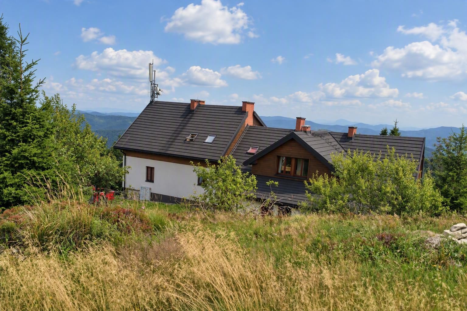 Schronisko PTTK na Wielkiej Raczy tuż pod szczytem