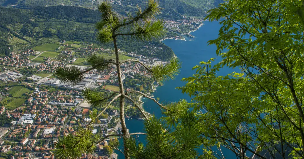 Widok z Cima SAT na Rivę del Garda i północny kraniec jeziora